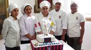 Jóvenes regalan al Papa una torta inspirada en el equipo...