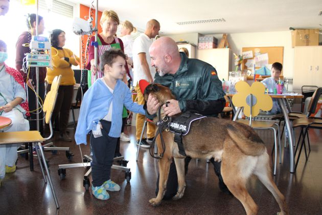 Alicante: Agentes de la Guardia Civil se rapan el pelo en solidaridad con niños con cáncer