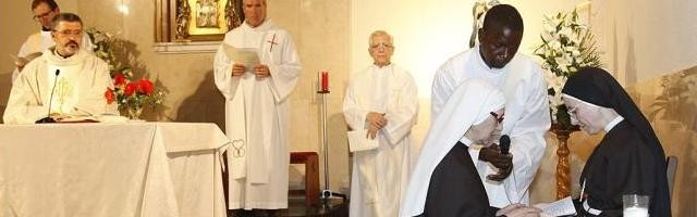 18495_la_abuela_maria_paz__aun_con_velo_blanco__profesa_sus_votos_ante_la_abadesa_de_las_clarisas_capuchinas