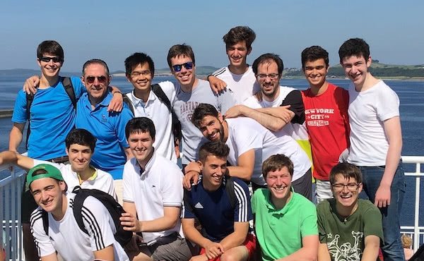 Una visita a Escocia, con otros fieles jóvenes del Opus Dei. Pedro, con camiseta roja, gozaba de unos días de tregua tras haber recibido un tratamiento en Alemania.