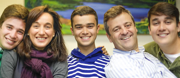 Pedro, con sus padres, Esperanza y Pedro, y sus hermanos, Carlos y Javier.