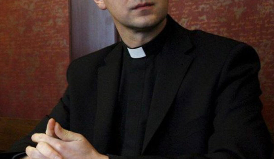 La entrega de un sacerdote en el incendio en CastellónSin Autor