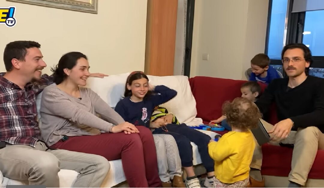 La felicidad de Jose y Mila con 6 hijosSin Autor