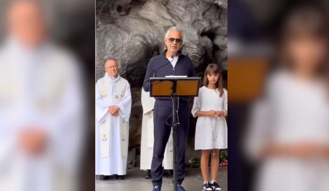 Andrea Bocelli rezando el Rosario en LourdesSin Autor