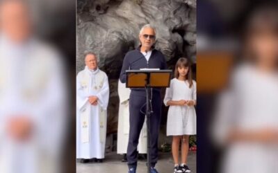 Andrea Bocelli rezando el Rosario en LourdesSin Autor