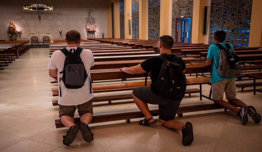 Una capilla con el Santísimo en un centro comercialSin Autor