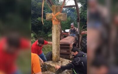 Jóvenes que se dedican a restaurar crucesSin Autor