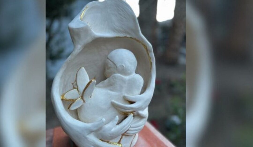 Escultura por los bebés nacidos sin vidaSin Autor