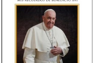 El papa Francisco publica un libro sobre Benedicto XVI