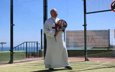 El Padre Andrés, con 80 años, juega al pádel y ganaSin Autor