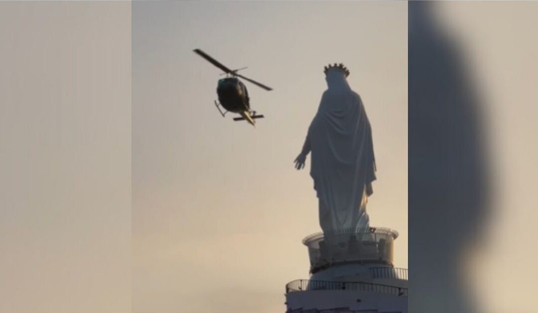 El ejército arroja flores sobre la Virgen del LíbanoSin Autor