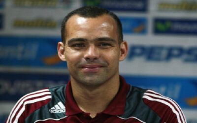 El entrenador Dudamel reza el Rosario durante el partidoSin Autor