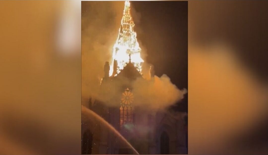 Salvó al Santísimo de las llamasSin Autor