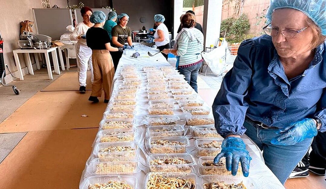 La iglesia de S. Josemaría Escrivá de Valencia reparte miles de raciones de comidaSin Autor