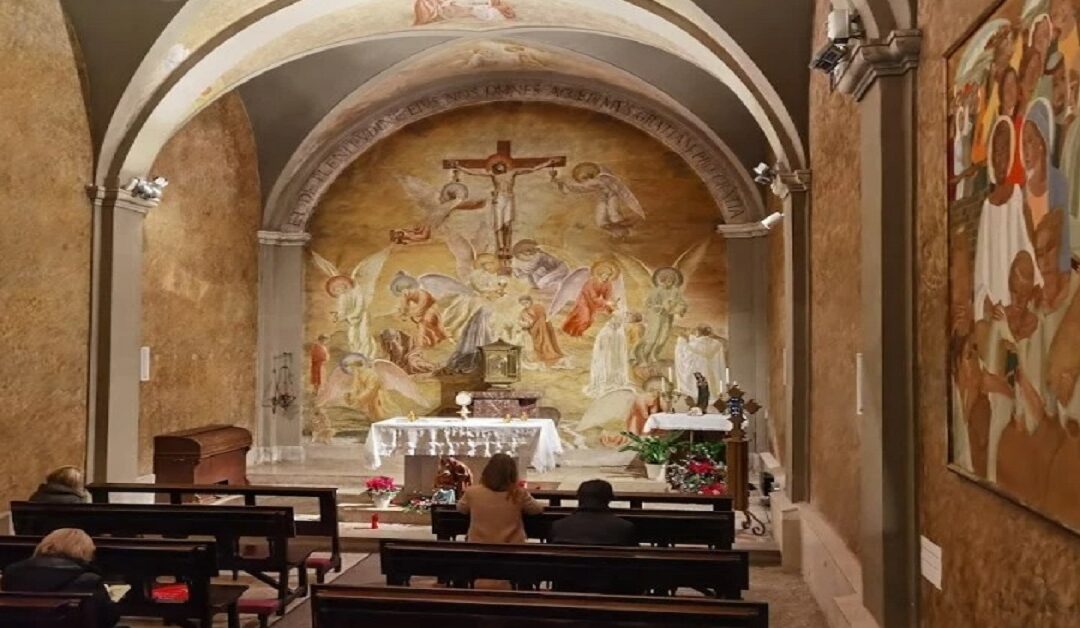 Una capilla de adoración perpetua se anuncia en autobusesSin Autor