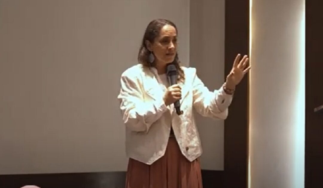 El feminismo desnuda la dignidad. María del HimalayaSin Autor