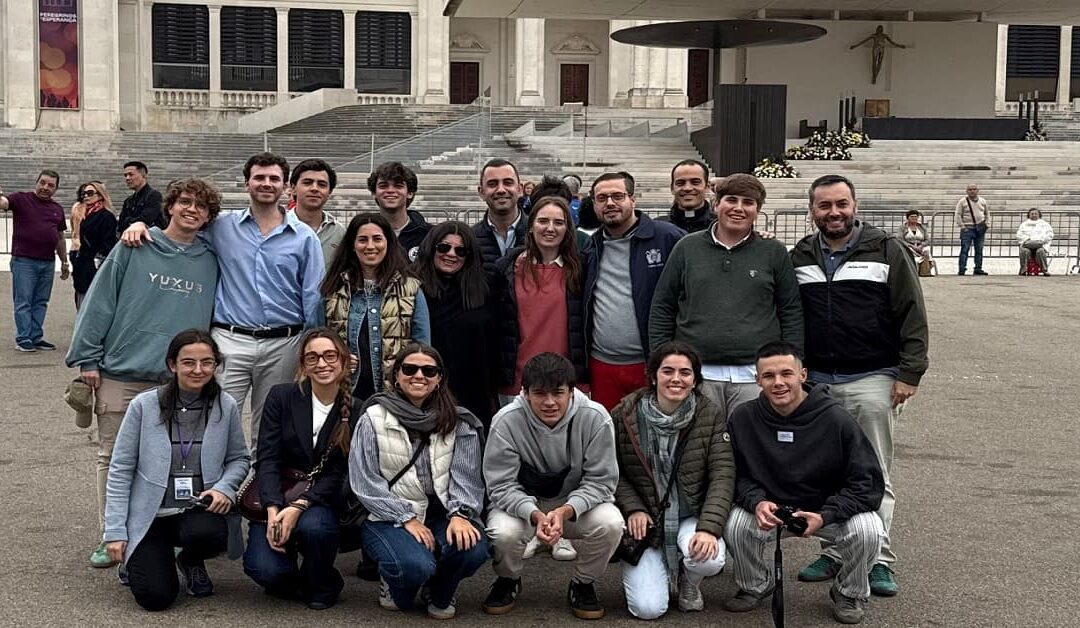 Jóvenes Católicos Peregrina a FátimaSin Autor