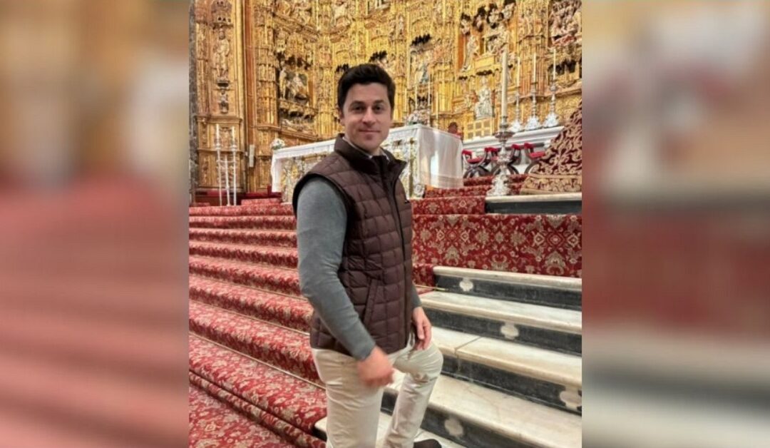 El actor David Henrie reza en la Catedral de SevillaSin Autor