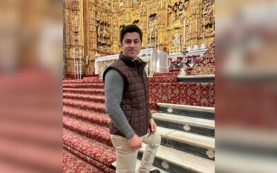 El actor David Henrie reza en la Catedral de SevillaSin Autor