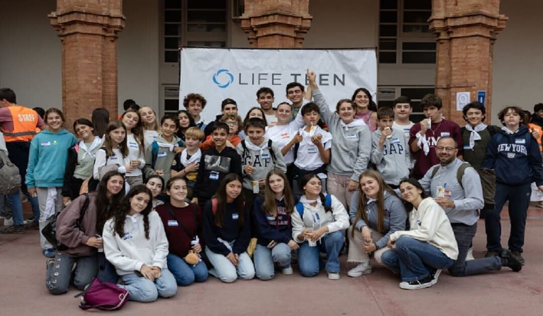 Más de 2000 jóvenes en Adoración en la Sagrada FamiliaSin Autor