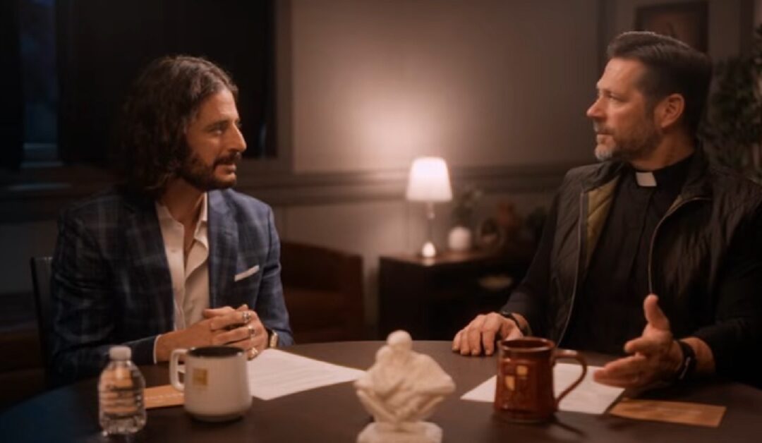 Confesiones de Jonathan Roumie frente al Padre Mike.Sin Autor